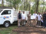 1-Penyerahan-secara-simbolis-bantuan-CSR-BRI-Peduli-satu-unit-mobil-pengangkut-sampah